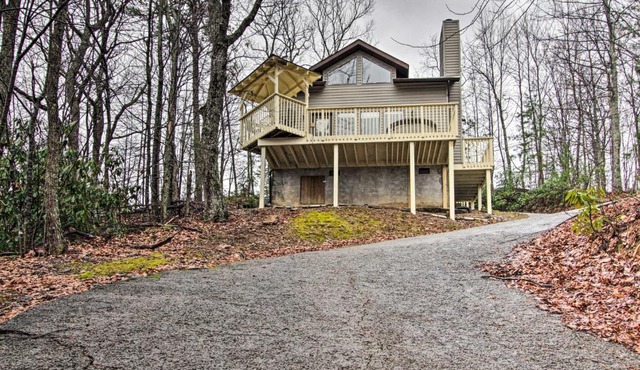Cozy Gatlinburg Hideaway with Hot Tub and Air Hockey in Gatlinburg