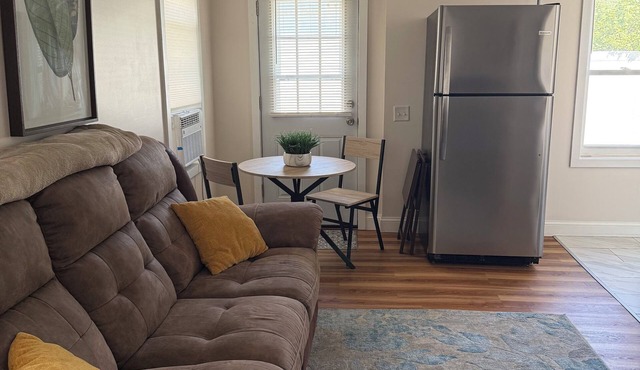 Cozy Oakland Beach bungalow for 2! One block from the water and a short walk to beaches, restaurants, and shops. Includes a living room, kitchen, bedroom, and full bath. in Warwick