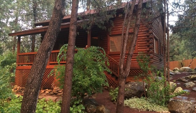 Cozy streamfront cabin nestled in the pines in Payson