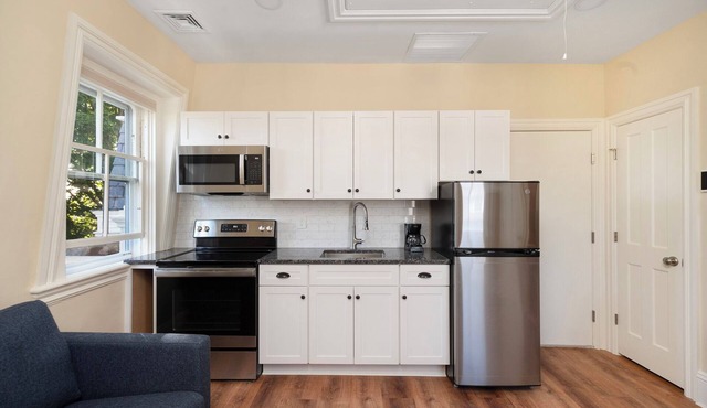 Cozy Studio Apartment Near Brown and RISD + Free Off-Street Parking in Providence