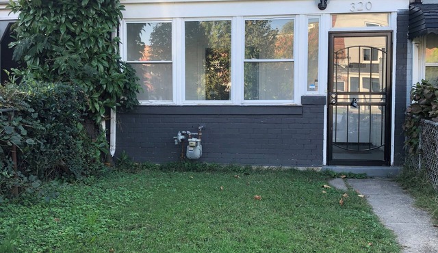 Cozy townhome with 2 bedrooms, Off-Street Parking & WiFi in Washington, DC in Washington