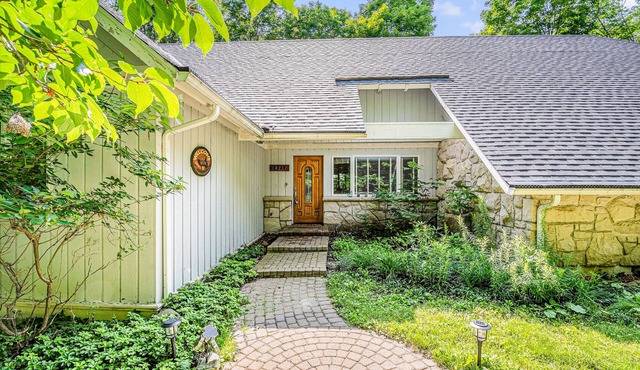 Delightful retreat near the lake - game room with foosball & pool tables in Harbor Springs