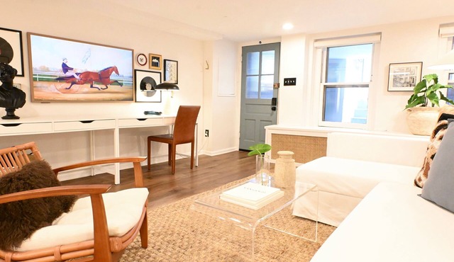 Designer Capitol Hill Guesthouse—Prime Location, Walkable + Free Parking in Washington