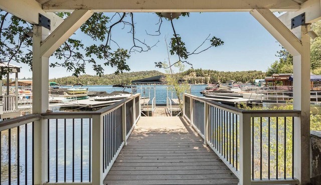 Dock Access, Lakefront & Trail Access, Sleeps 8 in Lake Arrowhead