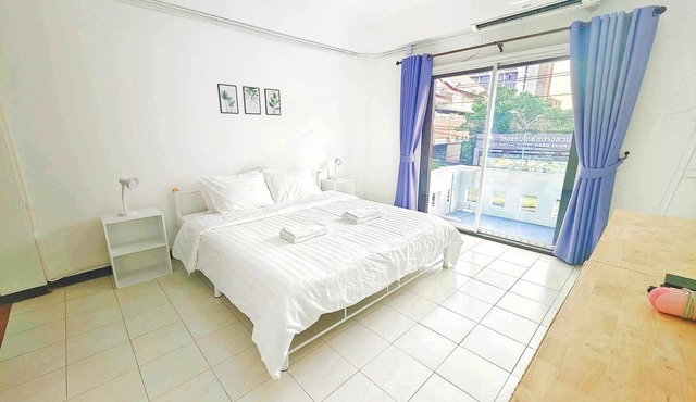 Double bed room ensuite bathroom with balcony 1 km. to Nimman road. in Chang Wat Chiang Mai