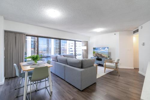 Downtown Honolulu Skyview - 1Bed&Den- Free Parking in Honolulu