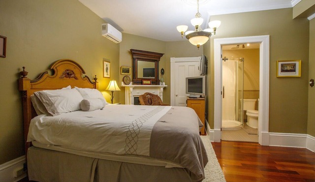 Downtown Liverpool elegant suite, antiques, wood floors, in historic Queen Anne in Liverpool