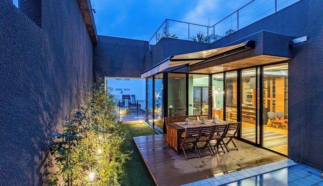 Duplex Penthouse with Rooftop Garden & Waterfall, 5 Min Walk to Dotonbori