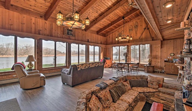‘Eagles Nest’ - Baraboo Cabin on Wisconsin River! in Baraboo