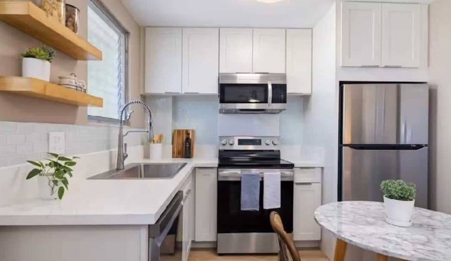 Elevated & Modern Honolulu Haven, Renovated w/AC in Honolulu