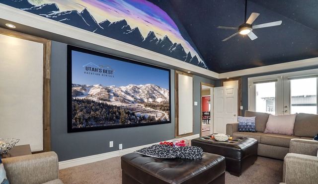 Entertainment Paradise! Hot Tub * Theater/Game Rm * Fire Pit * Playground in Bountiful