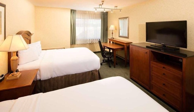 Excellent Choice! 4 Spacious Units for Groups, Outdoor Pool, Free Parking! in Wenatchee
