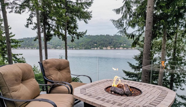 Experience Tranquility in stunning Glass House on Lake Samm in Redmond Bellevue in Redmond