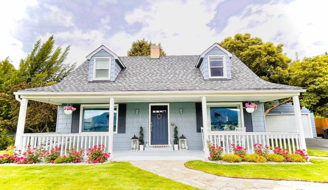Family-friendly home with a private heated pool, hot tub and gas grill in East Wenatchee