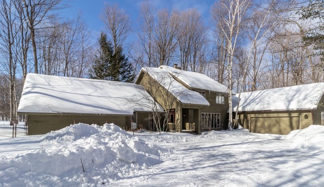 Family-friendly home minutes from shopping, beaches, and dining in Harbor Springs
