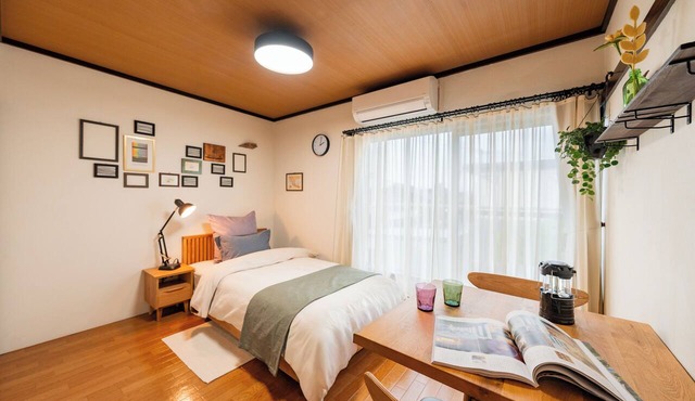 Free parking available; 6-minute drive to the University of Tsukuba; excellent access to research institutions