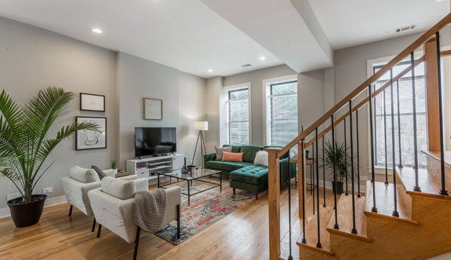 Go Grand in This Massive Old Town Mansion - Sleeps 22! apts in Chicago