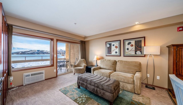 Grandview Lake View 517! Luxury Waterfront condo, sleeps up to 6! in Chelan