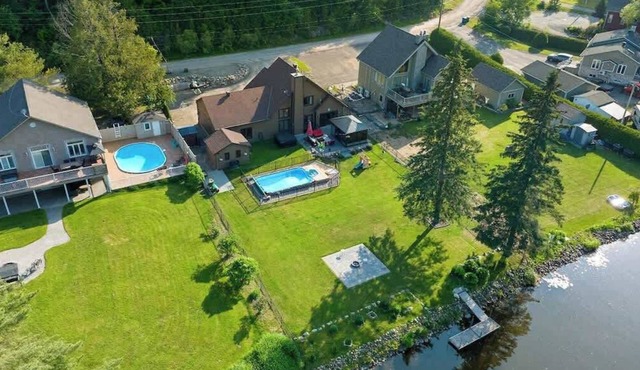 Heated Pool*Hot tub*Golf - Family Cottage on Lac de l'Argile in Notre-Dame-de-la-Salette
