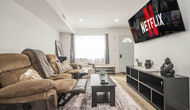 Hidden & Cozy Gem 3 Bedroom Home Near Downtown DC! in Washington