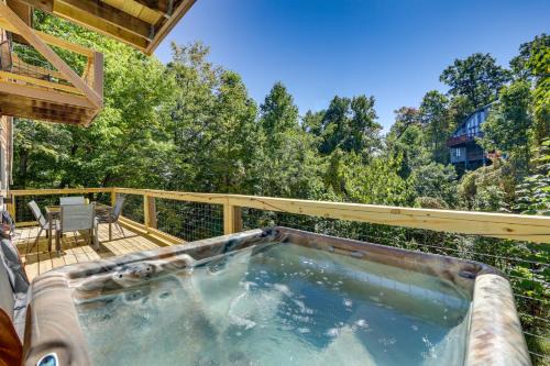 Hot Tub & Resort Perks! Gatlinburg Mtn Retreat in Gatlinburg