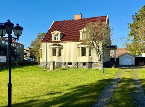 Huge Workers & Family Villa with 3 floors 2 Kitchens & 3 Bathrooms in Gothenburg