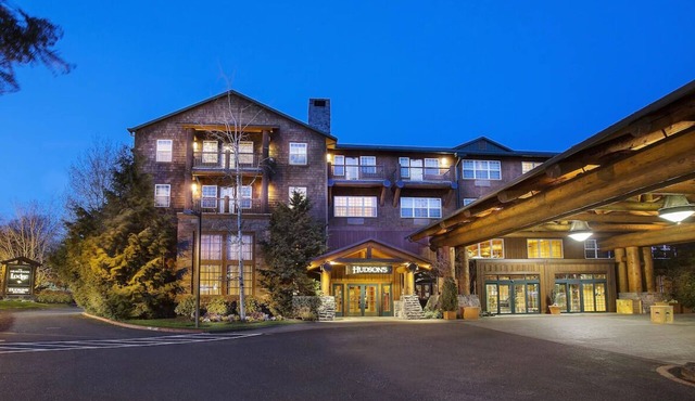 Ideal for Groups: 4 Spacious Rooms in a Hand-Crafted Northwest Mountain Lodge in Vancouver