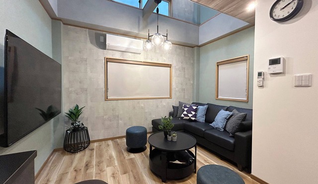 3 minutes walk to the nearest station, 3 showers, 5 minutes to Namba, 30 minutes to USJ! Large families and groups can spend time together.