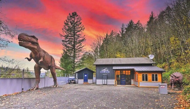 Jurassic Retreat - LifeSize Dinos, Hot Tub, Game Room, Sleeps 12 in Washougal