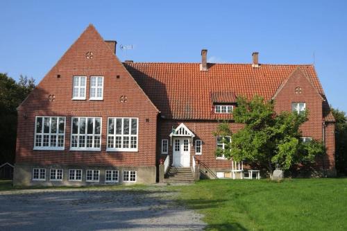 Lärarinnabostad i vacker byskola in Gislov