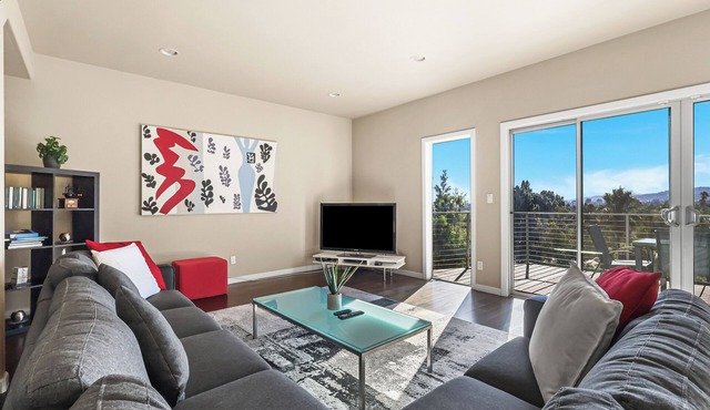 LA Chic Stunning Views & Sunsets close to Griffith Park Observatory & Hollywood in Los Angeles