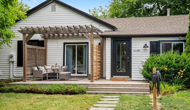 La Petite Maison, With Soaker Tub & Fire Bowl in Niagara-on-the-Lake