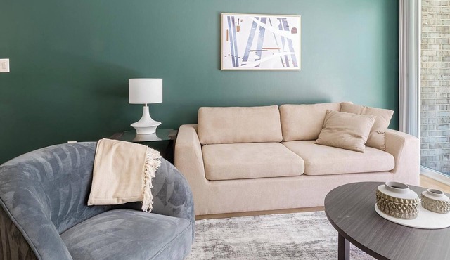 Landing | Spectacular 1BD, Pool, Gym in Greenbelt