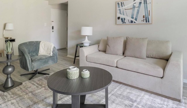 Landing | Stunning 2BD, Pool, Gym in Greenbelt