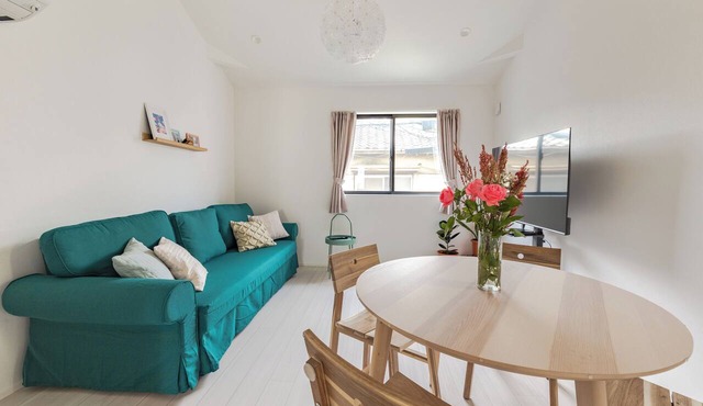 Located 650 meters from Tokyo Skytree, with direct access from Narita and Haneda Airports. A two-story single-family home that accommodates up to 7 guests. A 4-minute walk from the nearest station.
