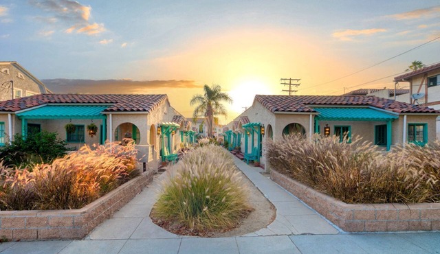 LONG TERM - EXTENDED STAY - Free-standing Modern Studio. Free Parking in Glendale