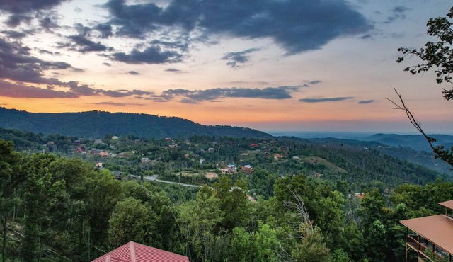 Lovely Mountain Views Gatlinburg atop ChaletVillage HotTub GameRm Pets Sleeps10 in Gatlinburg