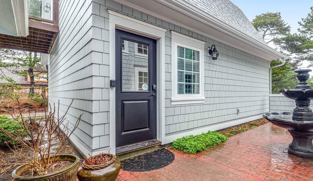 Lovely studio guesthouse with ocean views, outdoor deck & washer/dryer in Warrenton