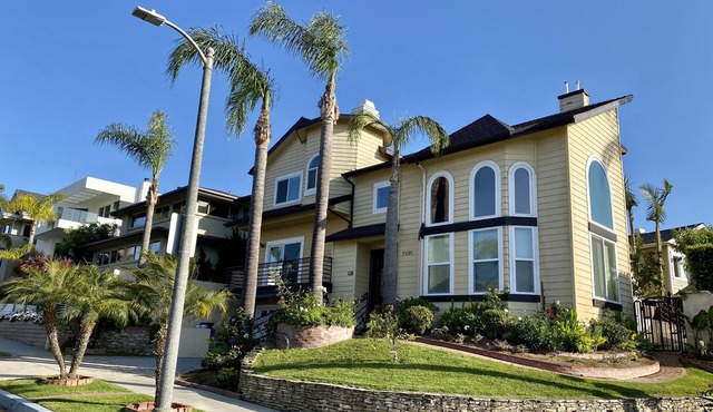 Luxurious Large Home - 5 min from beach w/free parking in Playa Del Rey
