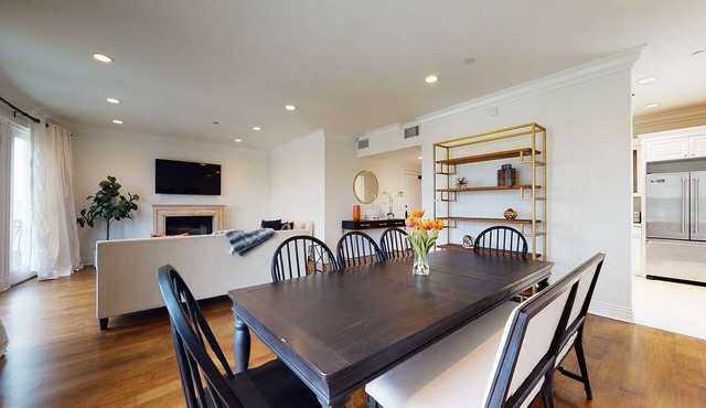 Luxurious & Private Beverly Hills Condo with Views in Los Angeles