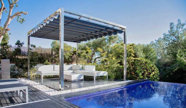 Luxurious villa with spectacular Seaview, Airco and private Infinity pool in sitges