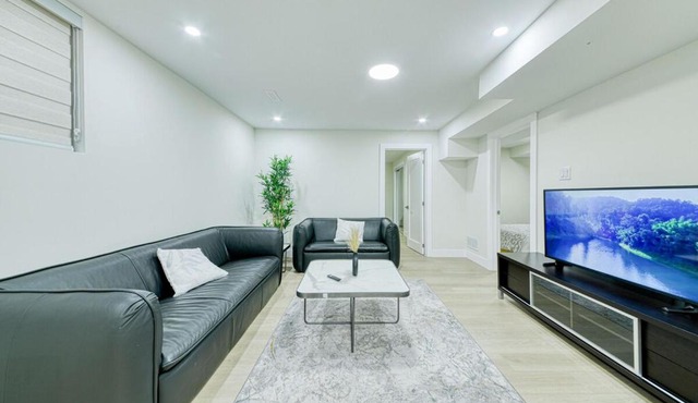 Luxury 3BR Suite, EV Charger, Long Stays in Hamilton