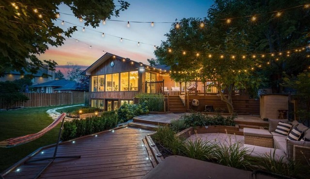 Luxury 4-Bedroom Spa Getaway Villa - HotTub/Sauna/Pool Table/EV(separate loft) in Richmond Hill