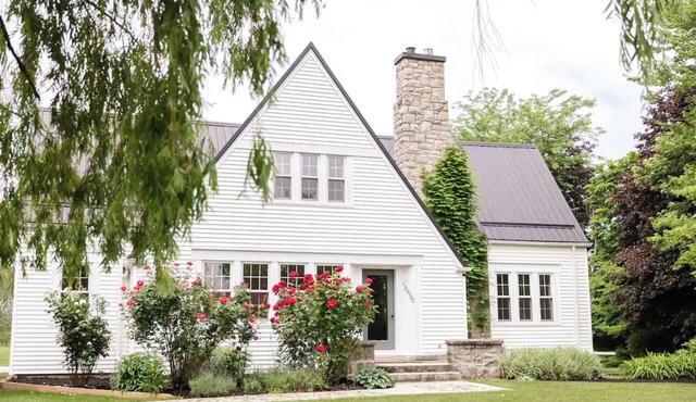 Luxury Farmhouse in Niagara-On-The-Lake: Waterfront & Vineyard Views in Niagara-on-the-Lake