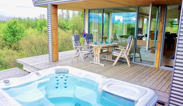 Luxury House with a Cozy Guesthouse + Hot Tub close to Snæfellsnes National Park in Borgarnes