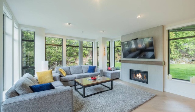 Luxury Hudson's Bay Theme | Mtn Views | AC | BBQ in Whistler