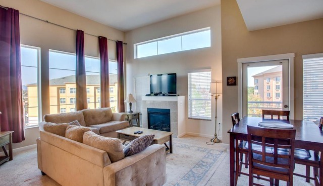 Manifest Upscale Spacious 2BD/2BA Apartment w/ balcony, fireplace in Portland