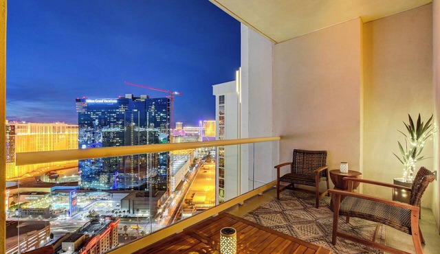 MGM Signature 35th Floor Jacuzzi Penthouse XL Balcony Strip View No Resort Fee in Las Vegas