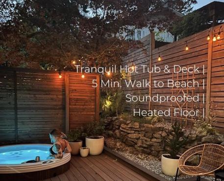 Mid-Island Getaway - Sunken Hot Tub & Deck - Close to Beach - Modern in Nanaimo