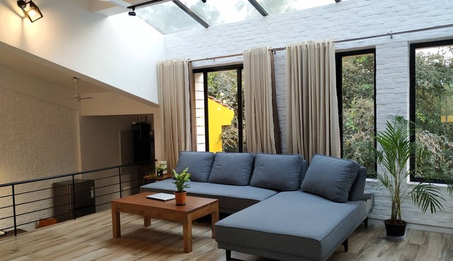 Modern 2BR Skylit Penthouse w/Open Pvt Terrace. 7 mins walk to Vagator Beach in Vagator